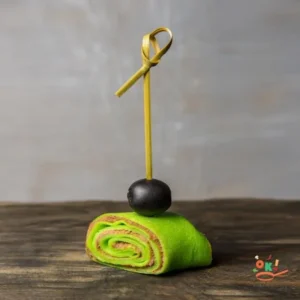 Рол з млинця з печінкою курчати і оливою