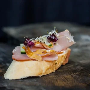 Брускетта з баликом, цибулею бальзамік і тертим огірком на крем сирі