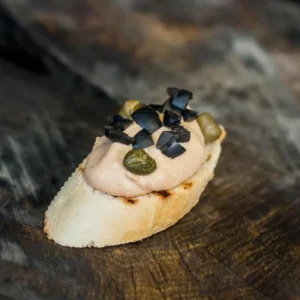 Брускетта з хумусом і крихтою з маслин з каперсів