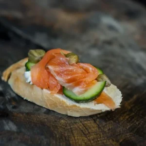 Брускетта з лососем Гравлакс, свіжим огірком і сиром Філадельфія