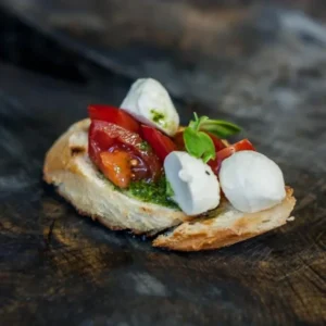 Брускетта з моцарелою, помідором Черрі і соусом Песто