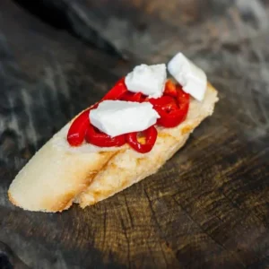 Брускетта з печеним перцем і сиром Фета