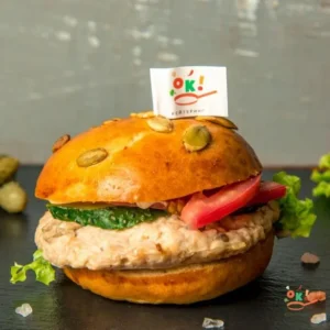 Бургер з курячої котлети, свіжими овочами та сирним соусом