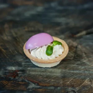 Буше з курки з перепелиним яйцем в буряковому маринаді в тарталетці