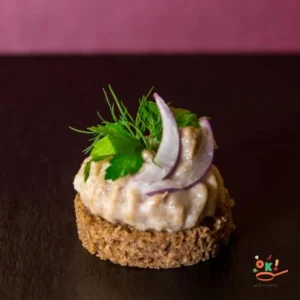 Фаршмак на тості з кримською цибулею