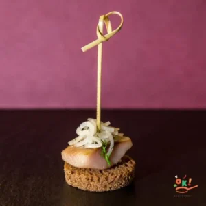 Філе оселедця на Бородінському хлібі з маринованою цибулею