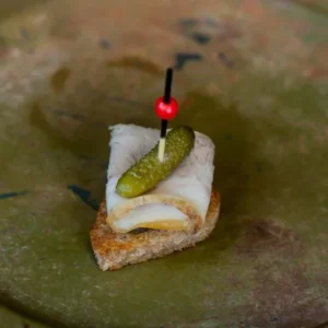 Грінка укр. хліба з підчеревиною, буряковим хріном і солоним огірком