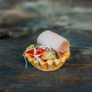 Хрусткий кошик з печеними овочами, в'яленим м'ясом і Мікрогрін люцерни