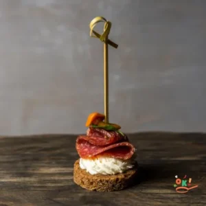 Італійське салямі на подушці з сирного мусу на житньому хлібі з маринованим грибочком