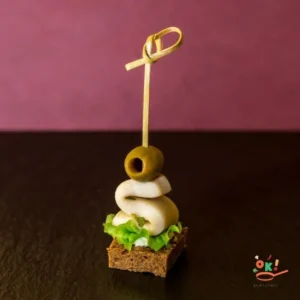 Кальмар, маринований в прованських травах, з оливами та зеленню на житньому тості