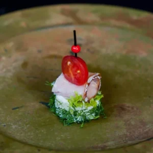 Канапе з бужениною, томатом Черрі і салатом