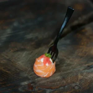 Канапе з форелі і перепелиного яйця з імбиром