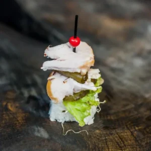 Канапе з курячою грудкою, маринованою огірком, яблуком і багетом