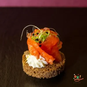 Канапе з лососем гравлакс на бородінському хлібі з часточками лимона, мікрозелень і сирним мусом
