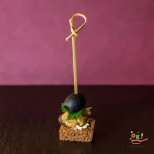 Канапе з маринованої мідією і оливою на житньому тості