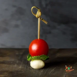 Канапе з моцарелою, томатом черрі і базиліком