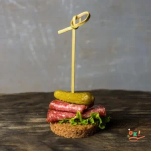 Канапе з салямі на бородінському хлібі з корнішоном