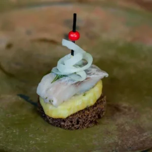 Канапе з оселедцем на печеній картоплі з маринованою цибулею