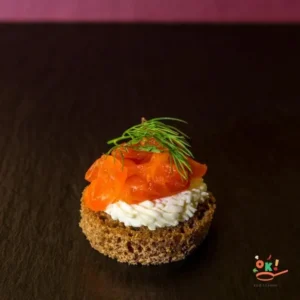 Канапе з сьомгою на житньому хлібі з сирним мусом і зеленню