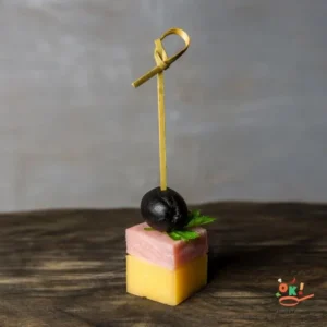 Канапе з твердого сиру, шинкою і маслиною