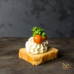 Канапе з сирним мусом, зеленню і маринованими грибами