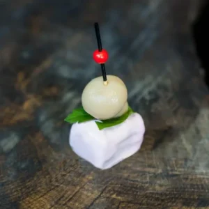 Канапе з буженини в рожевій глазурі і маринованого печериці