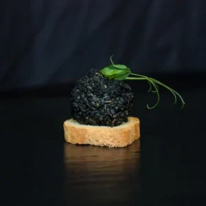 Паштет з печінки курчати в чорному кунжуті на тості Мельба