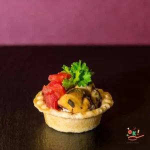 Мідії, мариновані в кисло-солодкому соусі, з томатами і зеленню в тарталетці