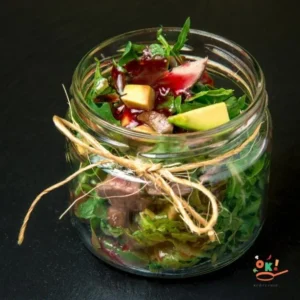 Мікс салат з качиної грудкою, авокадо і малиновим соусом