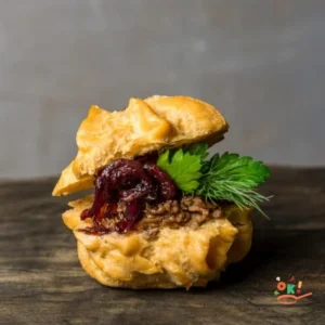 Міні Профітроль з печінковим мусом і карамелізованою червоною цибулею