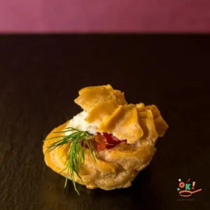 Міні Профітроль з тартаром з лосося і томатами