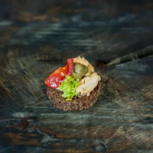 Мідії з томатами Черрі і каперсами на м'якому сирі і Бородінському хлібі