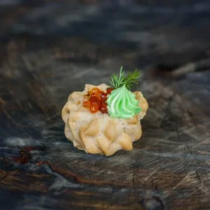 Міні Профітроль з червоною ікрою і зеленим маслом