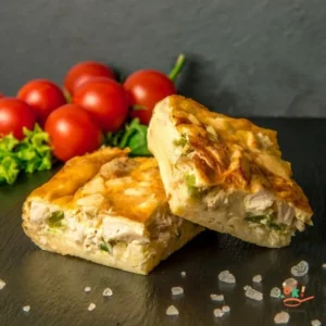 Відкритий м'ясний пиріг з овочами і карі