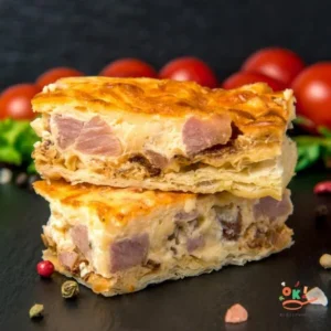 Відкритий пиріг з шинкою і цибулею конфі