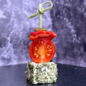 КАНАПКА З СИРОМ, ПОМІДОРОМ ЧЕРІ ТА В'ЯЛЕНИМ ТОМАТОМ