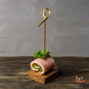 Рол з шинкою і свіжим огірком на житньому хлібі