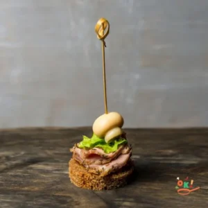 Ростбіф на житньому тості з маринованими грибами і домашньою аджикою