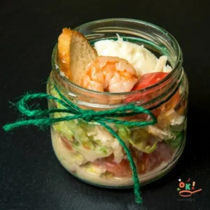 Салат цезар з сьомгою і креветками