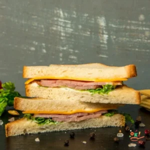 Сендвіч на тостовому хлібі з шинкою, сиром і гірчичним соусом