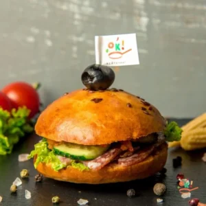 Сендвіч з італійської салямі, свіжим огірком і домашньою аджикою