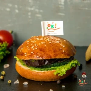 Сендвіч з печеними овочами на молочній булочці з соусом песто