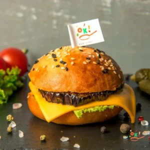 Сендвіч з сиром, печеними овочами на молочній булочці з соусом діжон