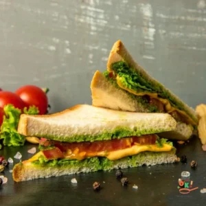 Сендвіч з сиром, томатом і соусом песто на тостовом хлібі