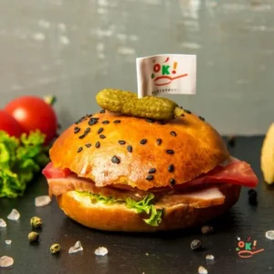 Сендвіч з шинкою, томатом і гірчичним соусом