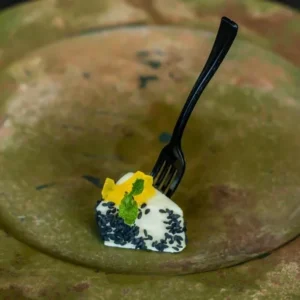 Сир Брі з апельсиновим мармеладом і листком м'яти