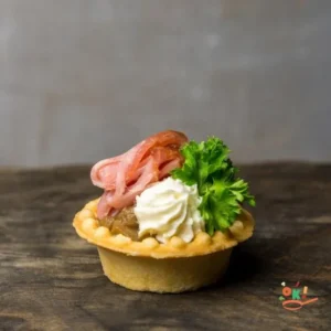 Тарталетка з баликом, печеним баклажаном, сирним мусом і зеленню