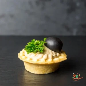 Тарталетка з хумусом та оливкою