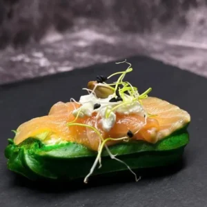 Зелений еклер з лососем Гравлакс, м'яким сиром та слайсами огірку