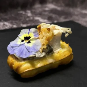 Жовтий еклер з грибами та сиром Пармезан